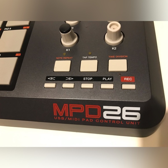 AKAI PROFESSIONAL MPD26 USB/MIDI Pad Control Mixer Music Beats Hiphop Edm Trance - Picture 5 of 15